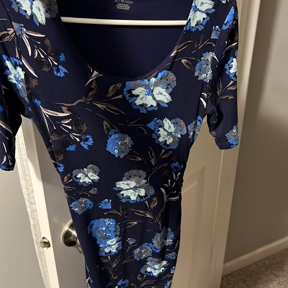 Navy fitted maternity dress.
